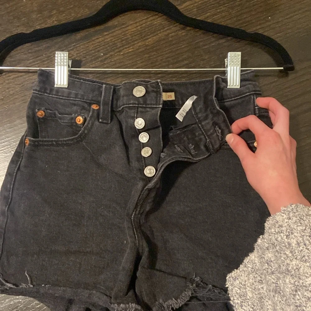 Levi’s Ribcage Shorts - Picture 3 of 4